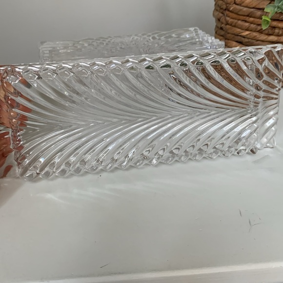 White Crystal Butter Dish With A lid - Picture 4 of 6